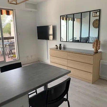 Bright In With Swimming Pool Appartement