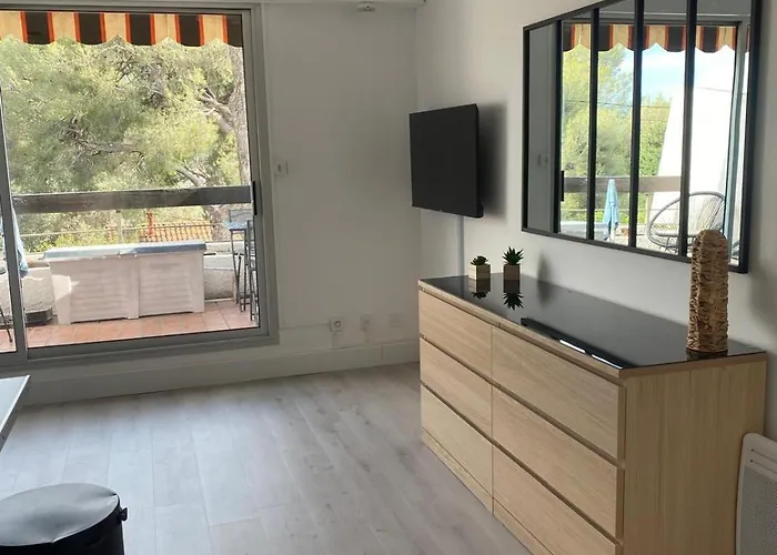 Lägenhet Bright In With Swimming Pool