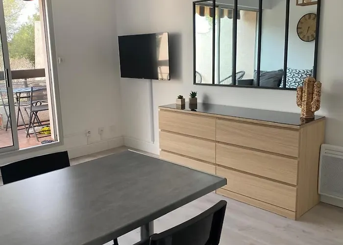 Bright In With Swimming Pool Lägenhet